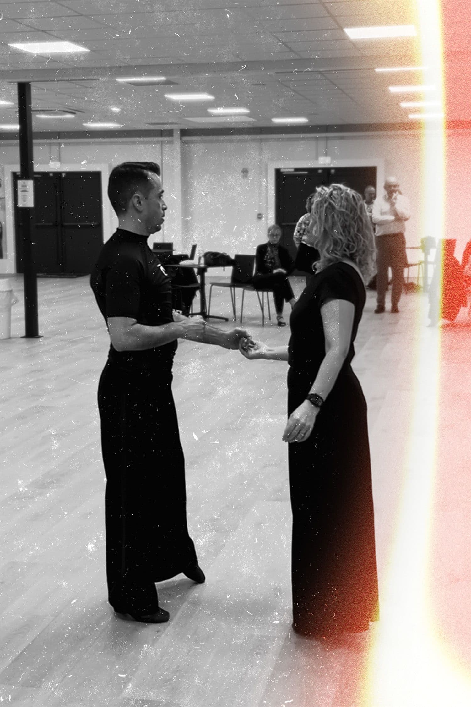 Virginie et Philippe, au centre de la piste, expliquent les techniques de danse aux stagiaires de VP DANSES.