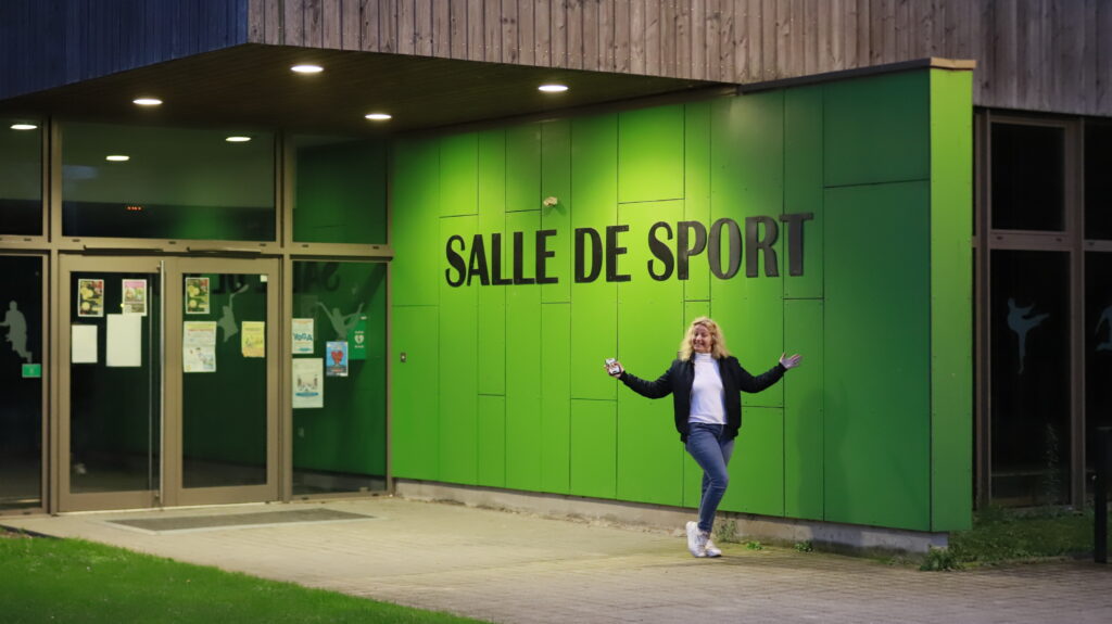 Virginie GATOUX, Présidente de VP DANSES Hazebrouck, devant la salle de sport de ST-JANS-CAPPEL