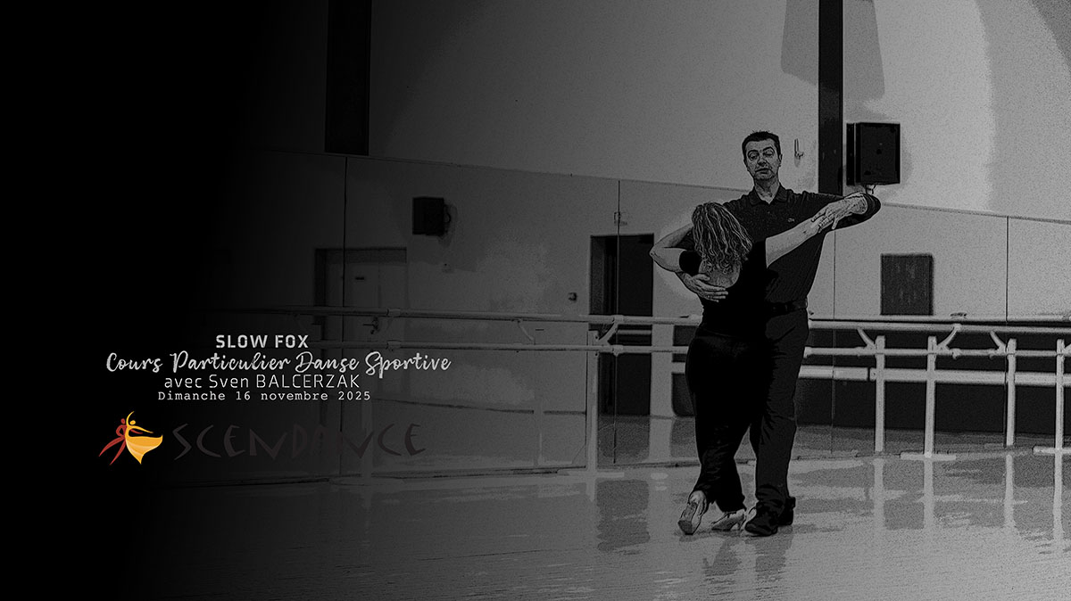 Virginie dos à la ligne de danse effectuant une rotation du bassin et swing en Quickstep dans la salle Jean Macé à Isbergues sous la supervision de Sven Balcerzak