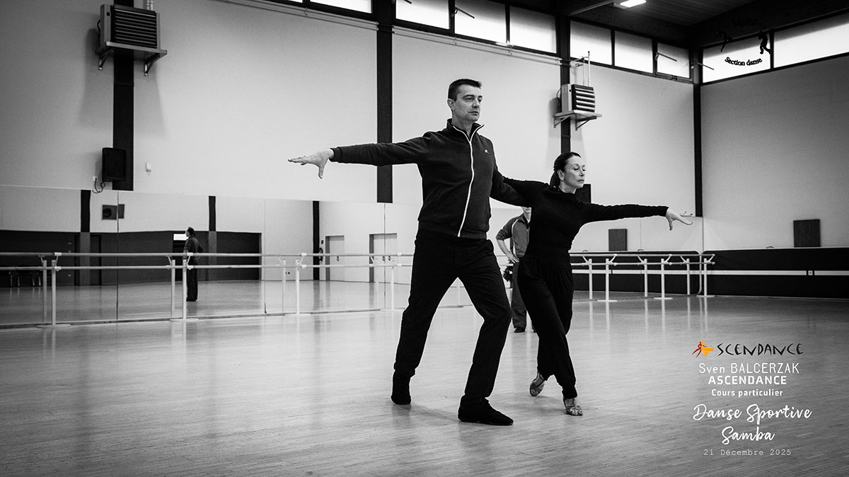 Sven Balcerzak danse la samba avec Stéphanie pour expliquer la technique en danse sportive