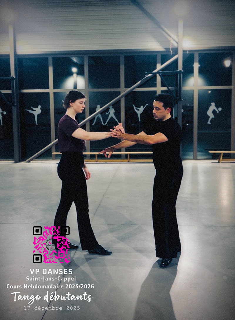 Danseur donnant des explications sur la connexion avec sa partenaire lors du démarrage du Tango à la Salle des Sports, Saint-Jans-Cappel, 17 décembre 2025