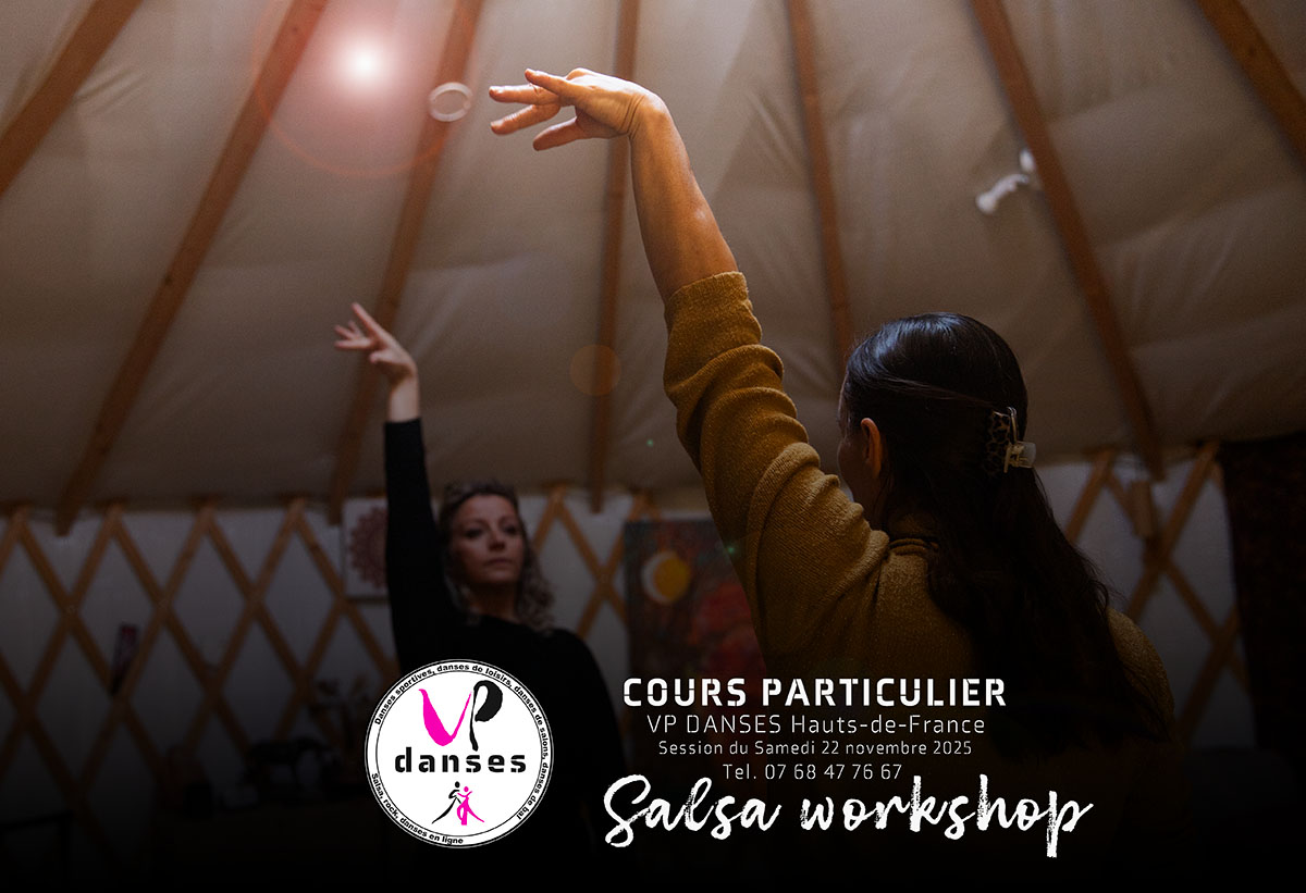 Gaëlle levant la main au-dessus de sa tête avec les doigts tendus lors d’un cours particulier de Salsa à Saint-Jans-Cappel avec Virginie et VP DANSES