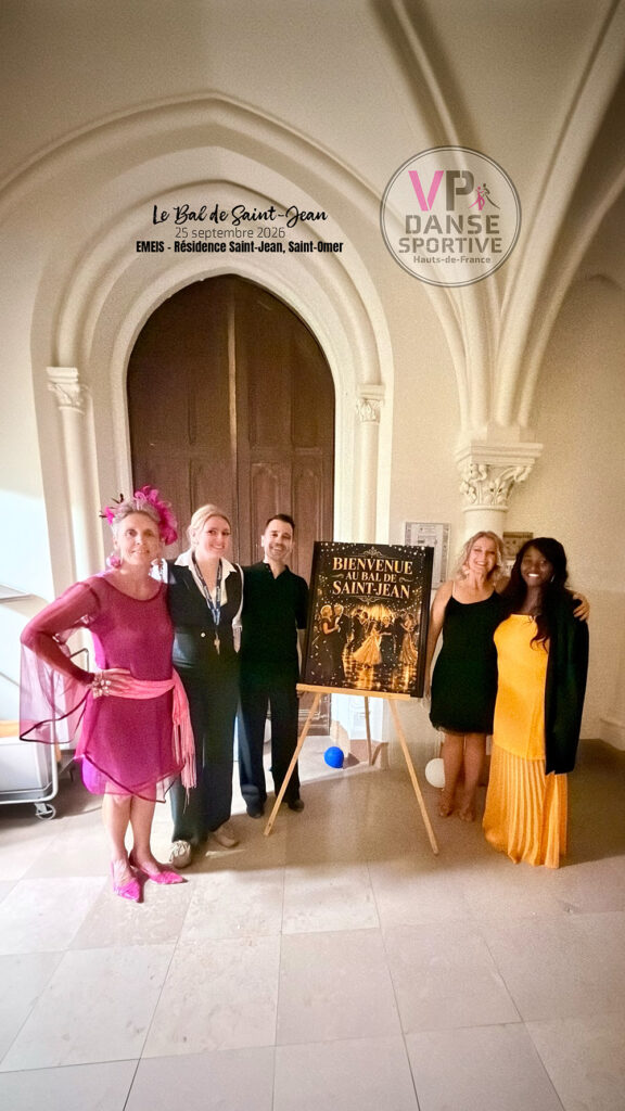 Bal de Saint-Jean 2026 à Saint-Omer : VP DANSES partage la piste avec les résidents 3 Virginie et Philippe posent avec Madame la directrice et Mme Leleu, adjointe de Madame la Directrice devant l’affiche du Bal de Saint-Jean 2026