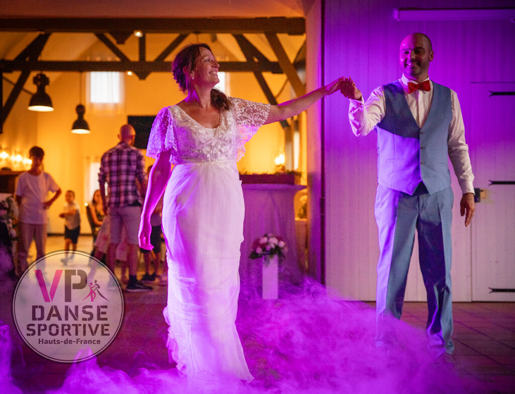 Entrée en piste lors d'une ouverture de bal de mariage préparée avec VP DANSES Couple entrant sur la piste de danse lors de son ouverture de bal de mariage préparée avec VP DANSES