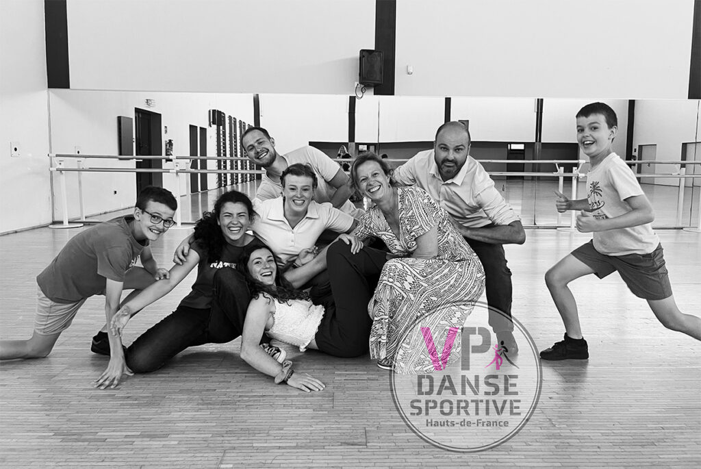 Préparation familiale d'une ouverture de bal de mariage avec VP DANSES Répétition d'une ouverture de bal de mariage avec les futurs mariés et leurs enfants lors d un cours particulier organisé par VP DANSES