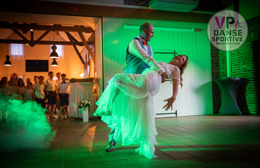 Pose finale d'une ouverture de bal de mariage avec VP DANSES Couple réalisant une pose finale lors de la préparation d'une ouverture de bal de mariage en cours particulier avec VP DANSES