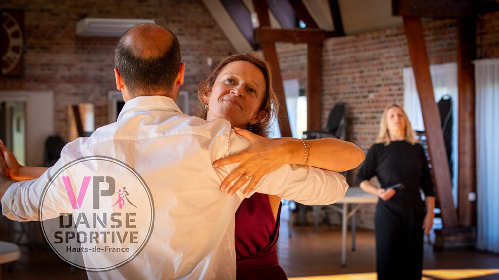 Répétition finale d'une ouverture de bal de mariage avec VP DANSES Couple répétant son ouverture de bal de mariage sur la piste de danse de la salle de réception avec accompagnement de VP DANSES